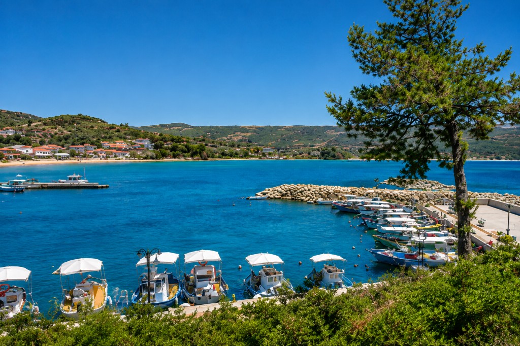Hafen in Griechenland mit türkisblauem Wasser